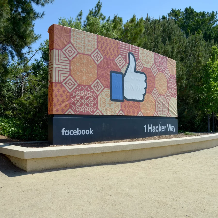 Facebook 园区入口的点赞标牌