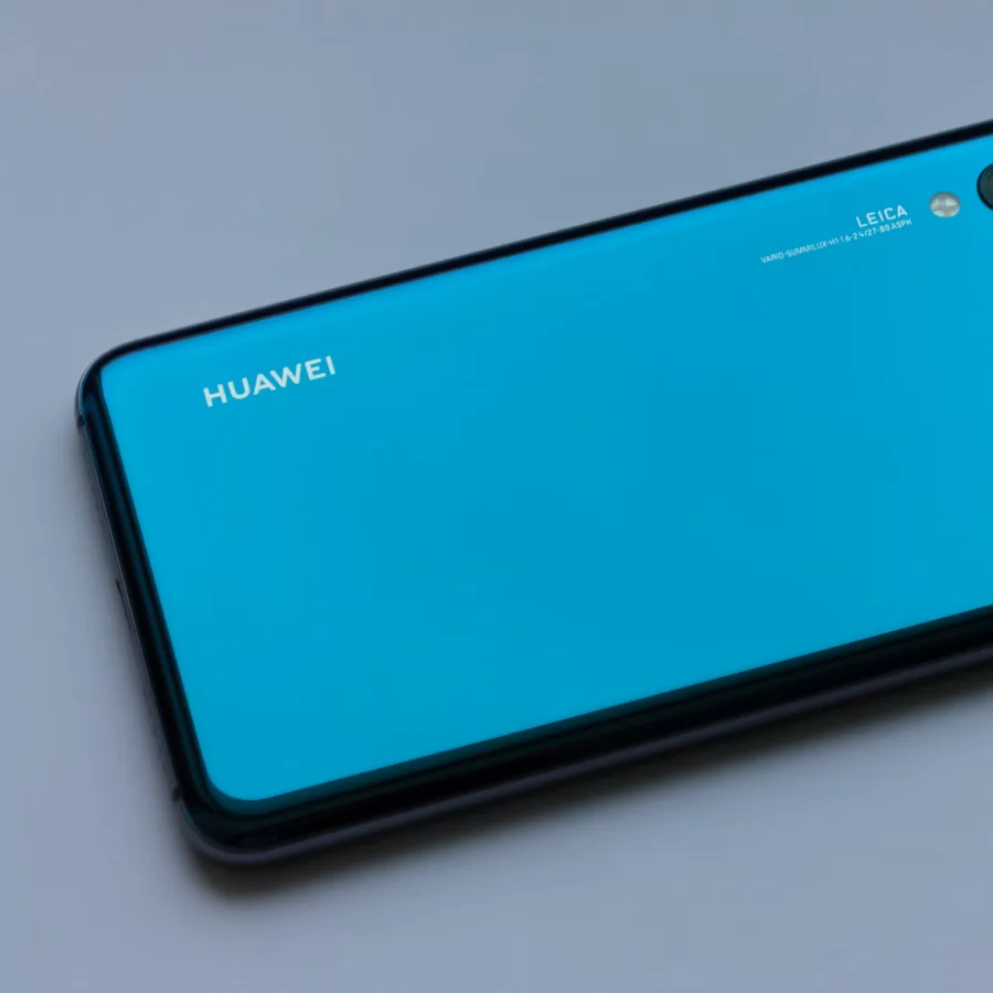 蓝色华为手机背面的 HUAWEI 标志