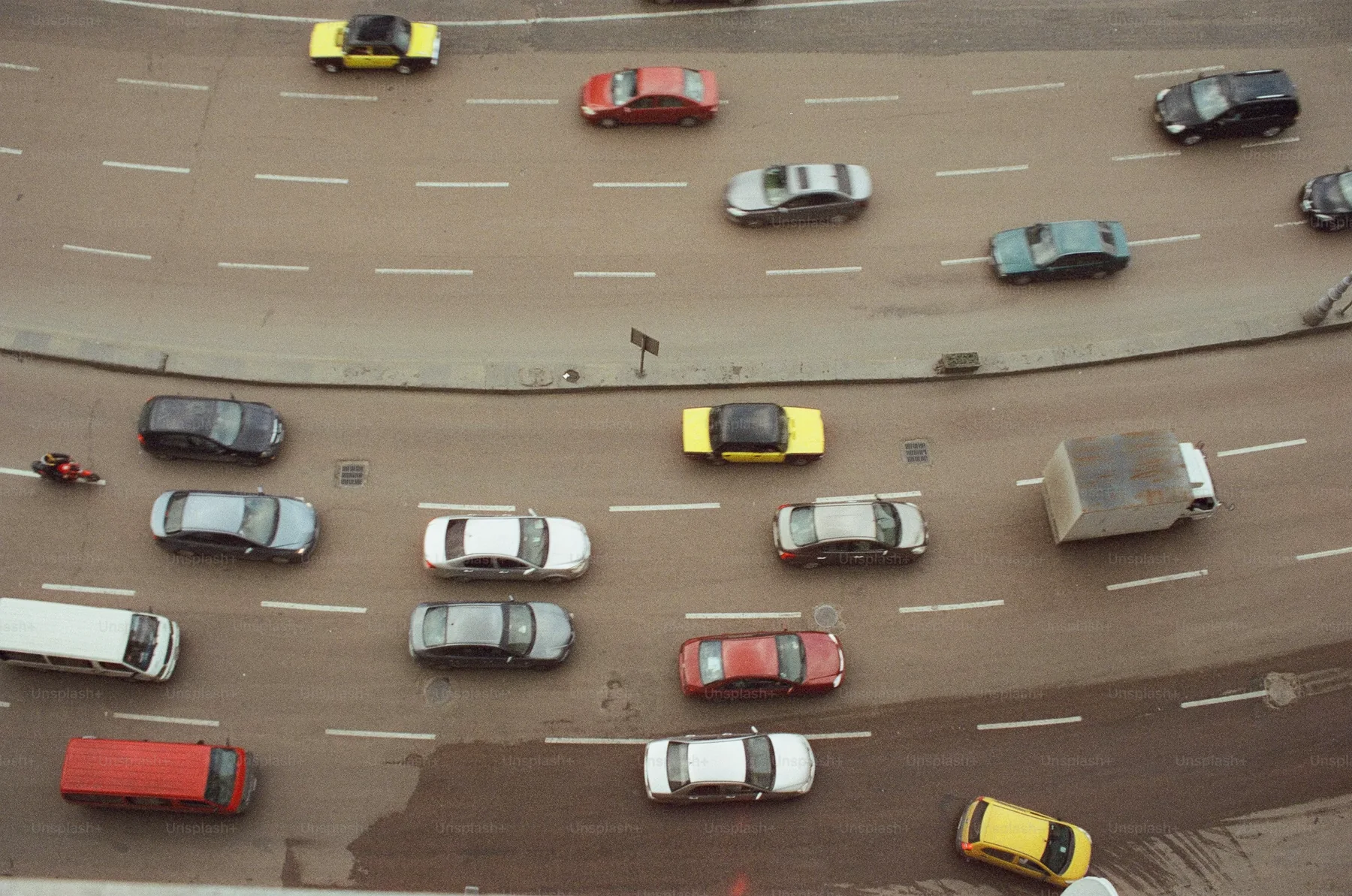 俯视城市道路上沿不同车道行驶的车辆